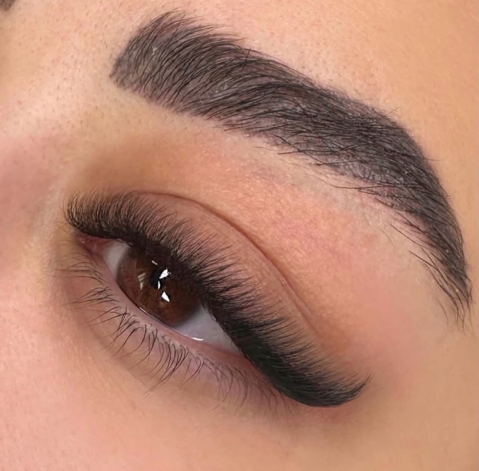 Extensions de cils, détail d'une pose noire