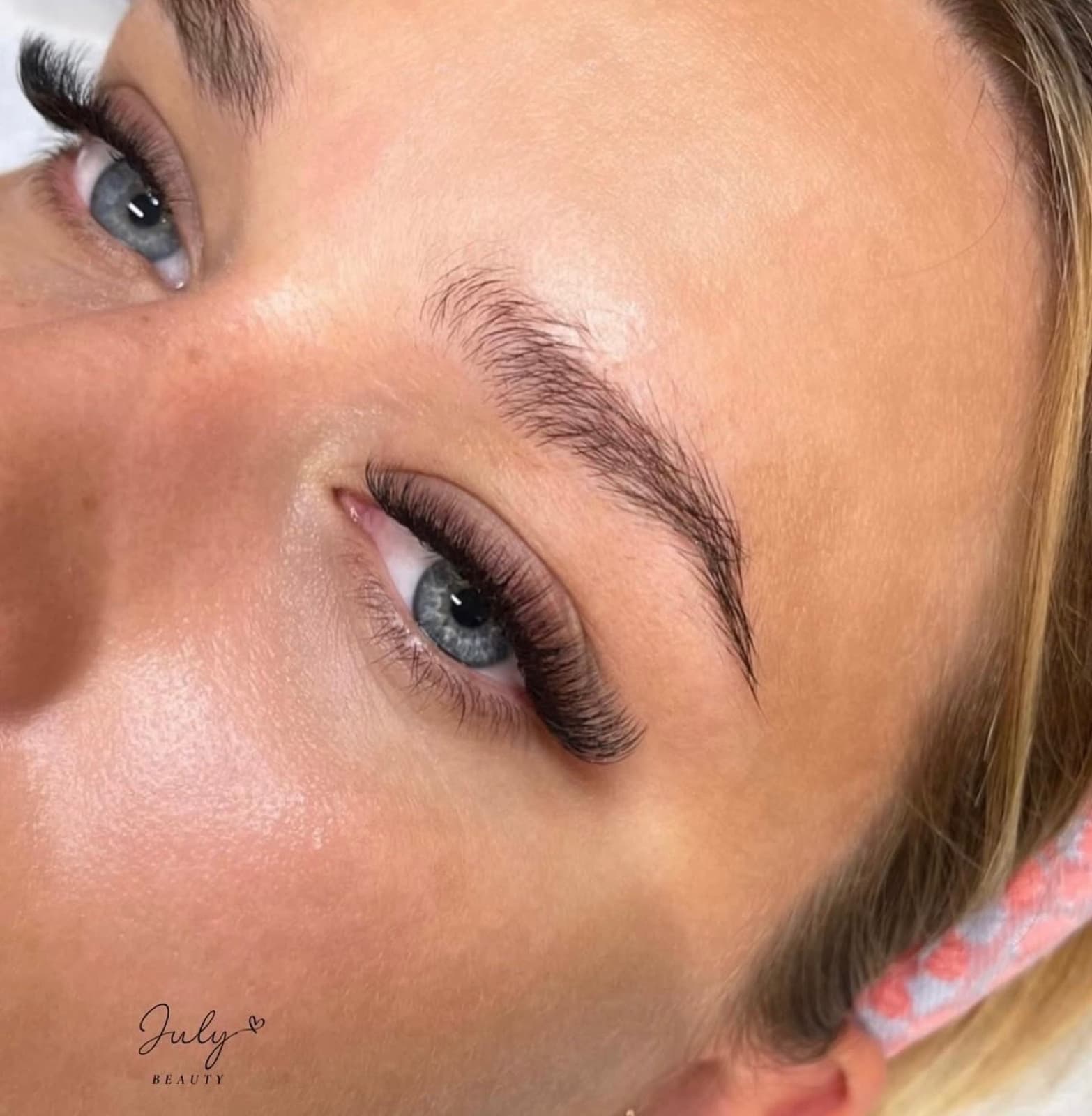 Extensions de cils sur cheveux blonds, de face